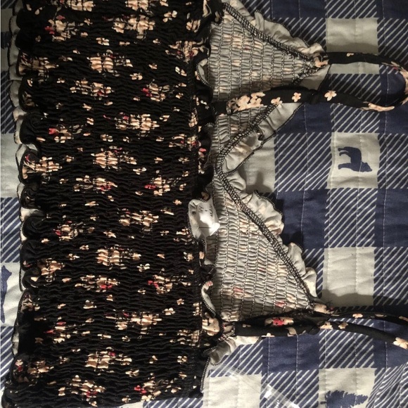 Tilly's Ivy + Main women large lettuce black w floral print cropped top - Picture 3 of 6